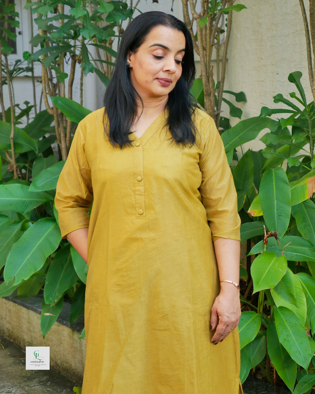 Women’s Mul Cotton Kurta with V-Neck Button Detail & Side Slits